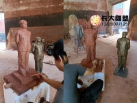 毛主席雕塑正在泥塑中..