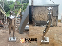 不锈钢镜面抽象人物雕塑