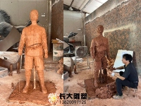 制作雕塑第一步：泥塑